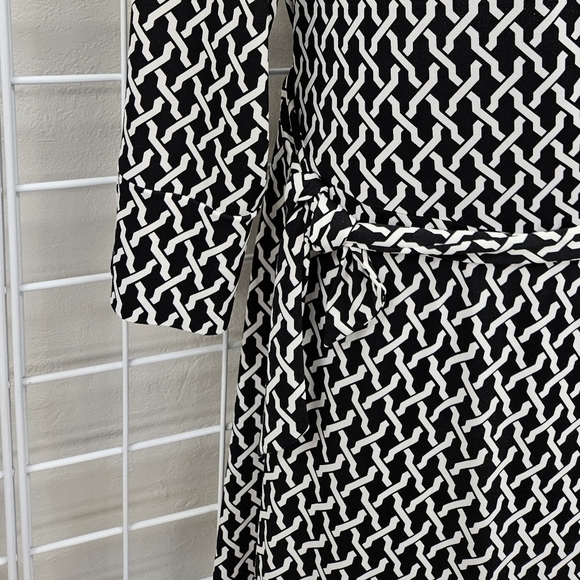 LAUNDRY by SHELLI SEGAL Wrap Dress - Picture 4 of 7